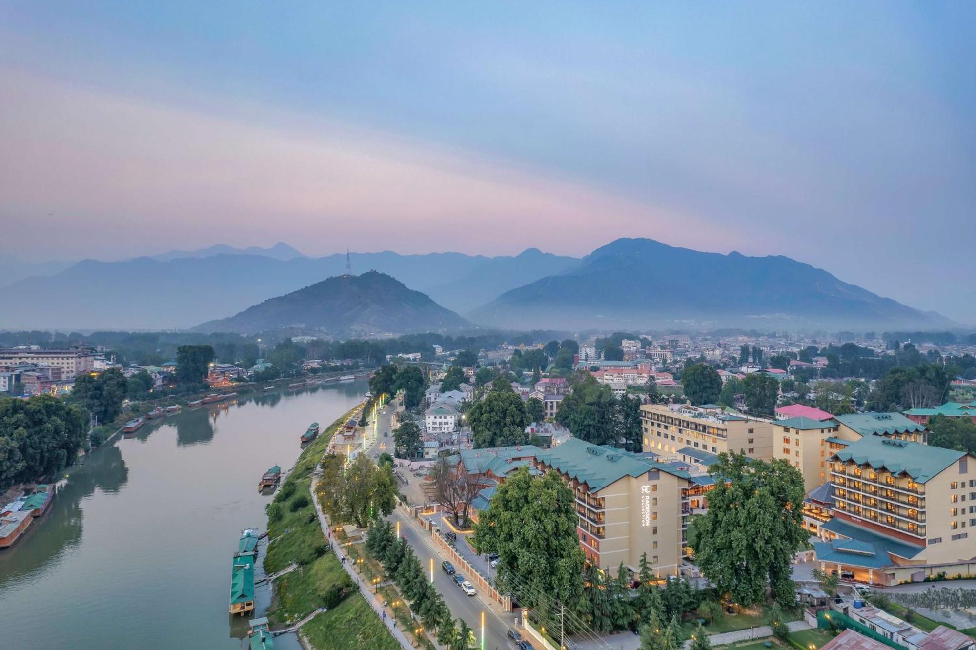 Radisson Collection Hotel & Spa, Riverfront Srinagar ภายนอก รูปภาพ