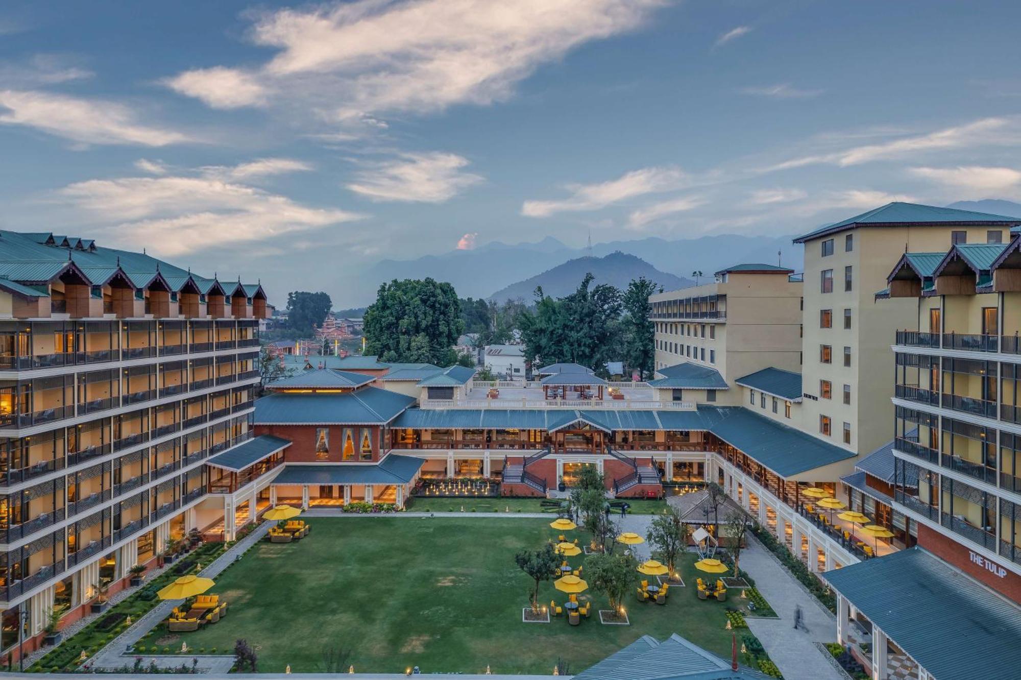 Radisson Collection Hotel & Spa, Riverfront Srinagar ภายนอก รูปภาพ