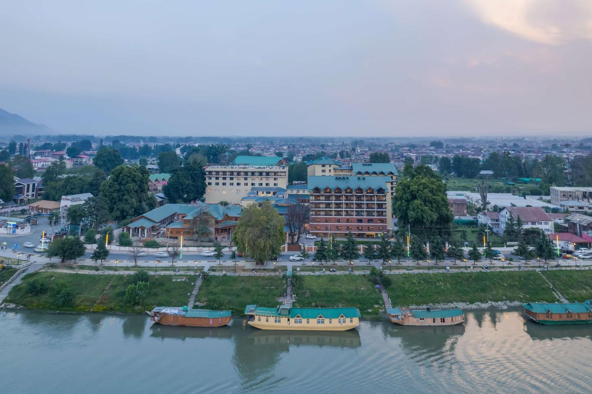 Radisson Collection Hotel & Spa, Riverfront Srinagar ภายนอก รูปภาพ