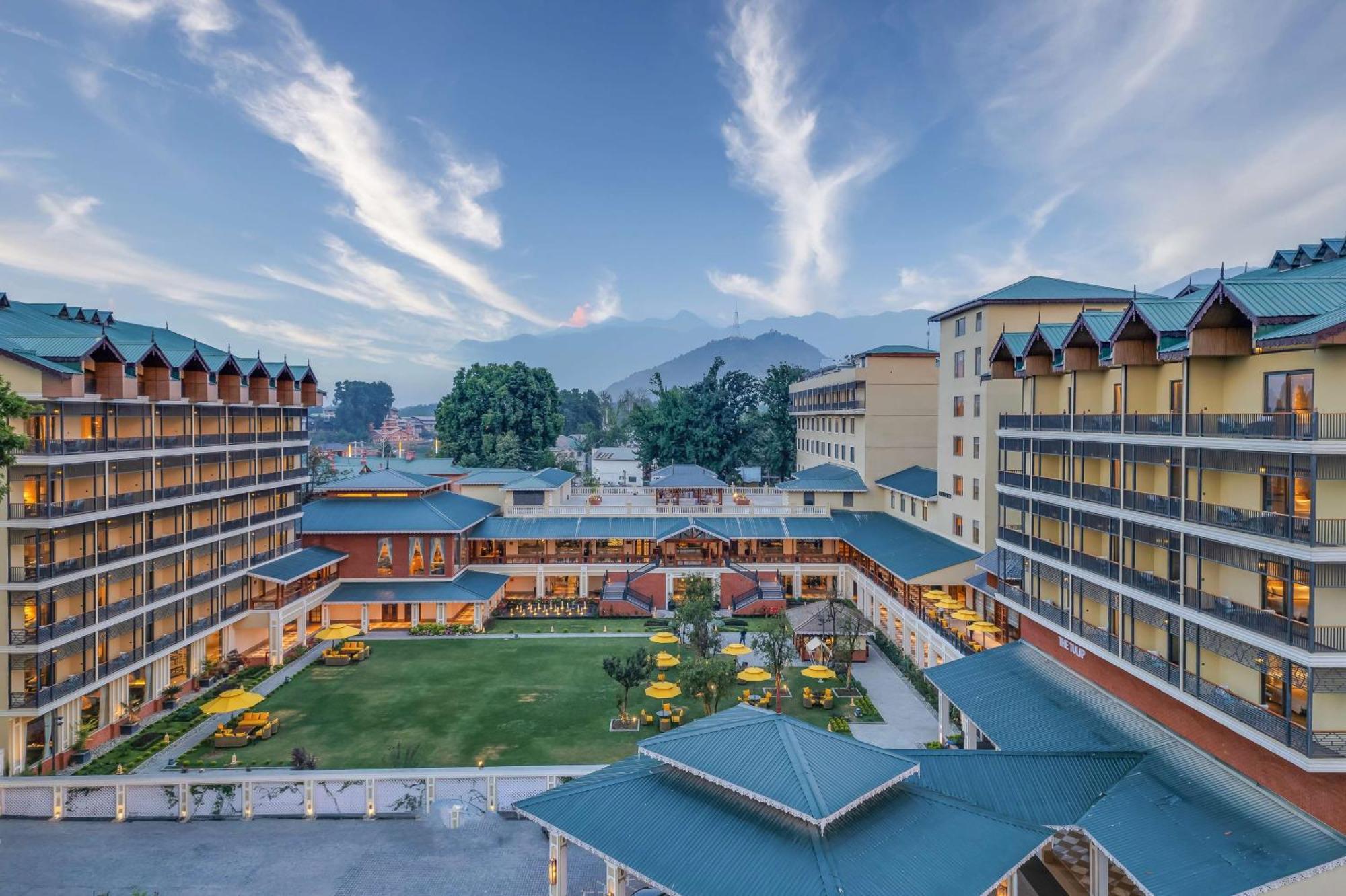 Radisson Collection Hotel & Spa, Riverfront Srinagar ภายนอก รูปภาพ