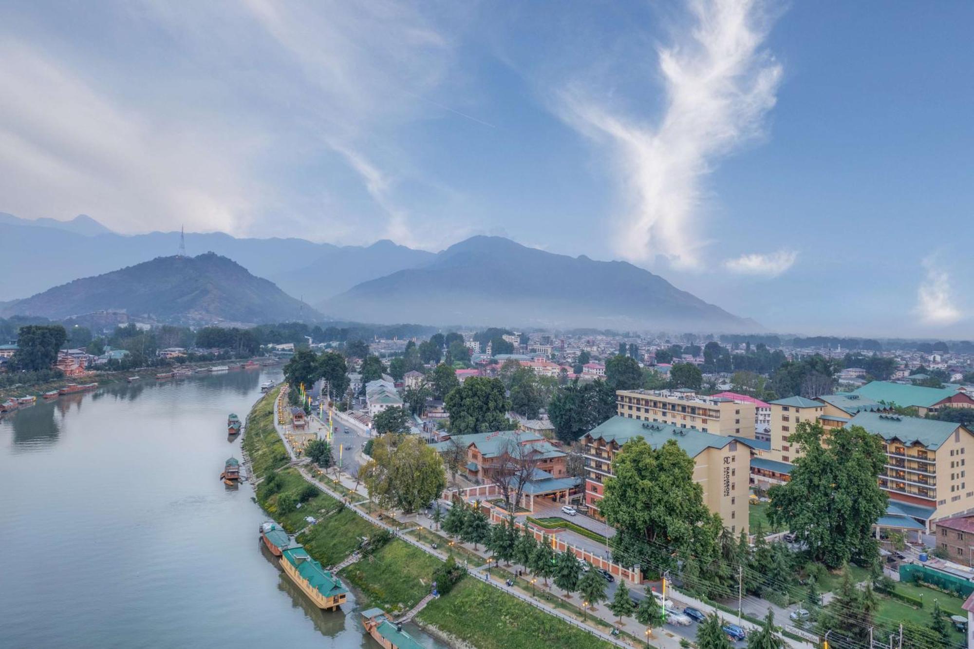 Radisson Collection Hotel & Spa, Riverfront Srinagar ภายนอก รูปภาพ