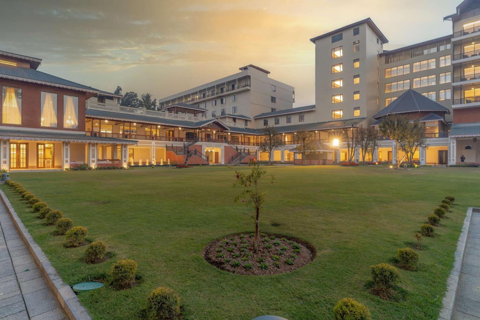 Radisson Collection Hotel & Spa, Riverfront Srinagar ภายนอก รูปภาพ