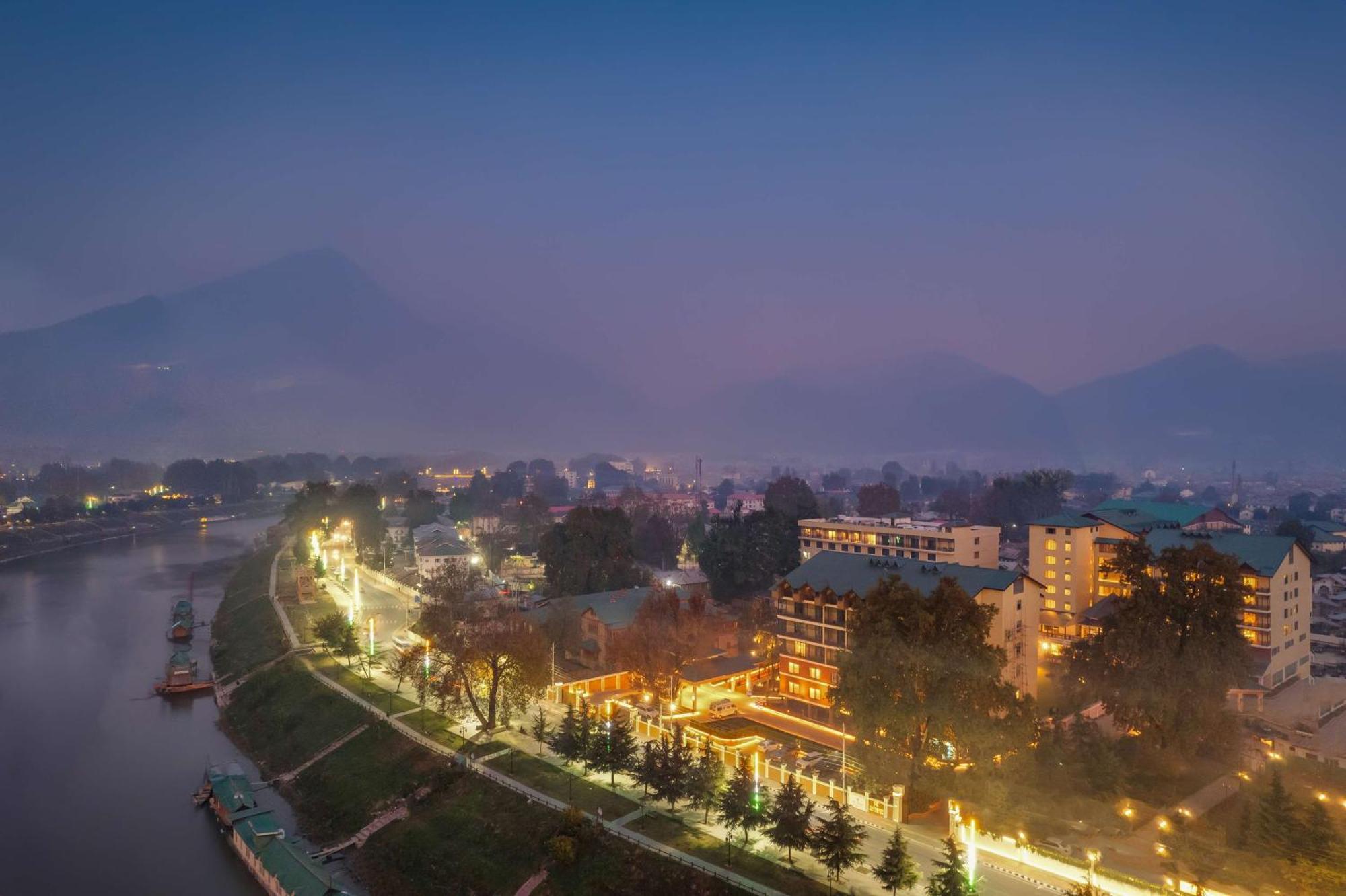 Radisson Collection Hotel & Spa, Riverfront Srinagar ภายนอก รูปภาพ