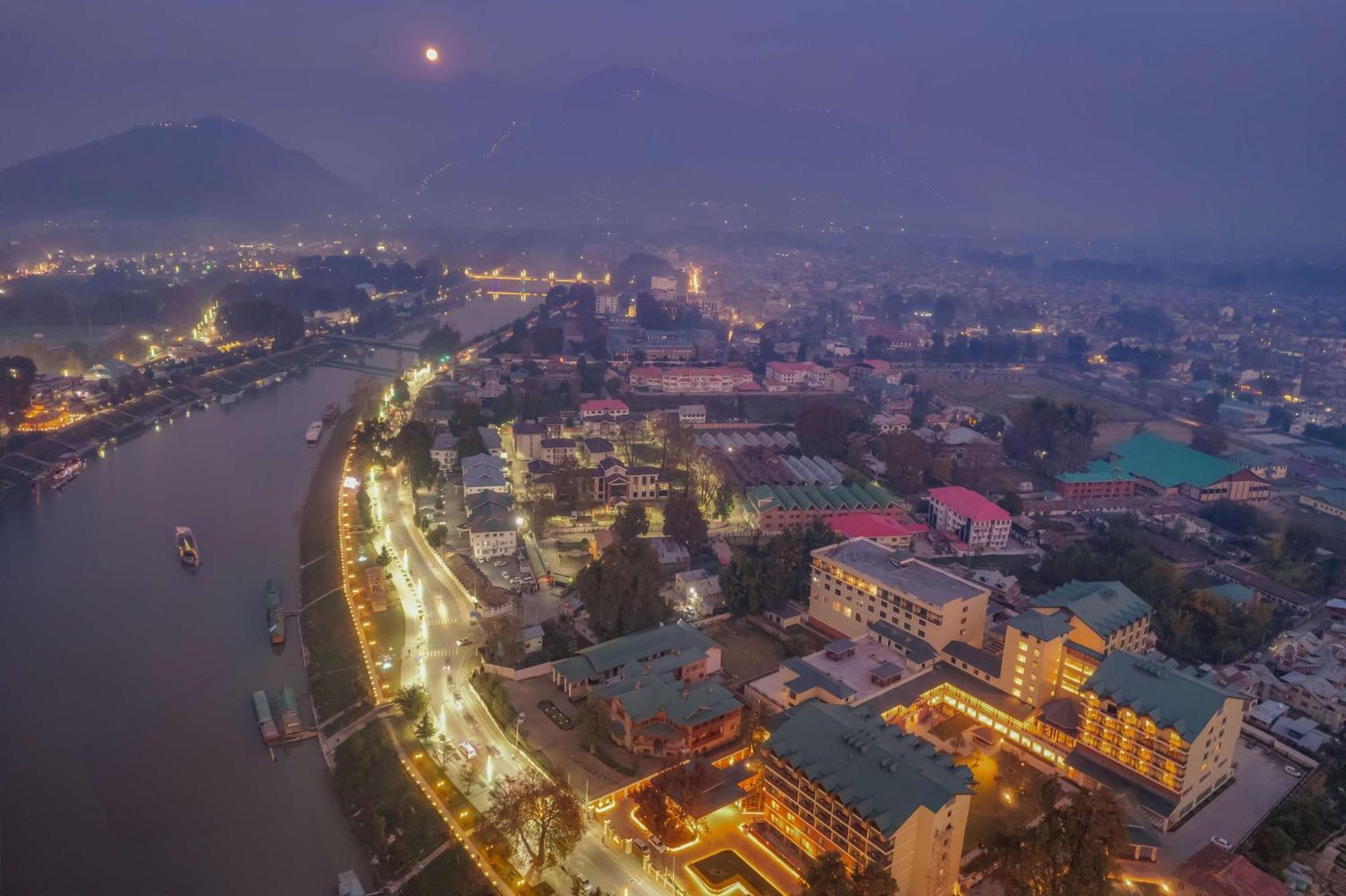 Radisson Collection Hotel & Spa, Riverfront Srinagar ภายนอก รูปภาพ