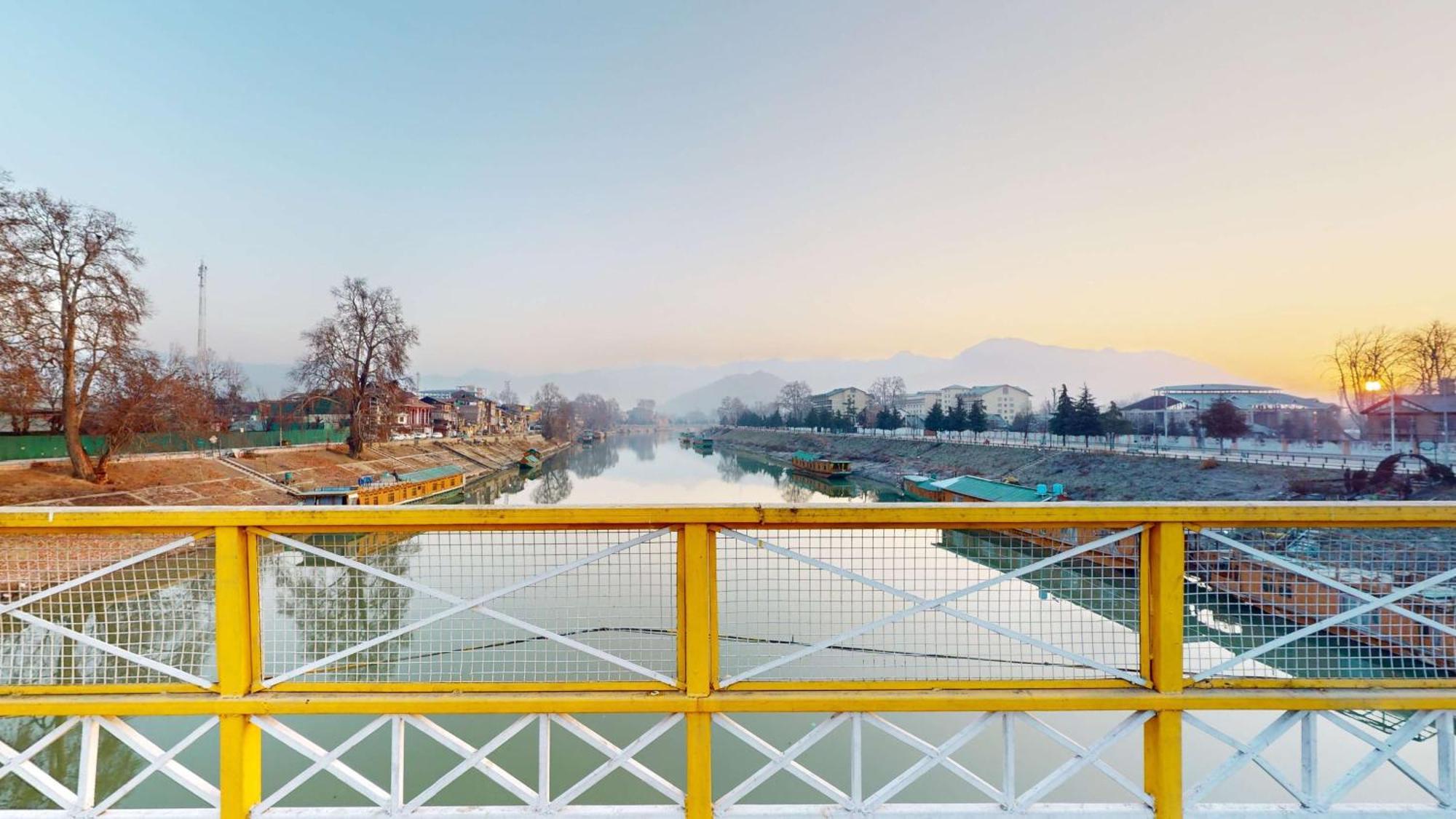 Radisson Collection Hotel & Spa, Riverfront Srinagar ภายนอก รูปภาพ